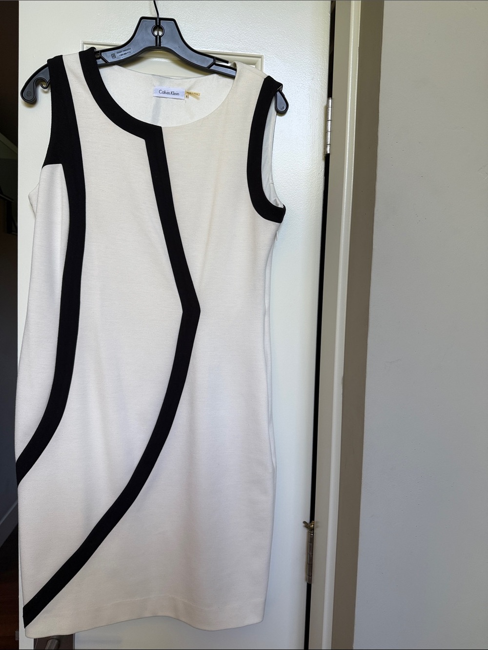 Calvin Klein size 8 L37 white & black dress w side zipper fully lined